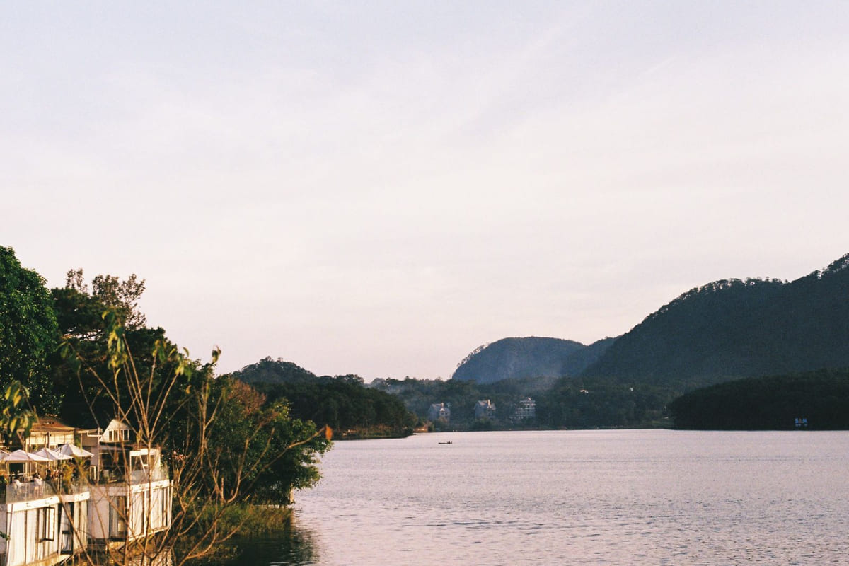 ที่พักกาญจนบุรี: ริมน้ำหรือในเมือง ทางเลือกไหนเหมาะกับสไตล์เที่ยวของคุณ?